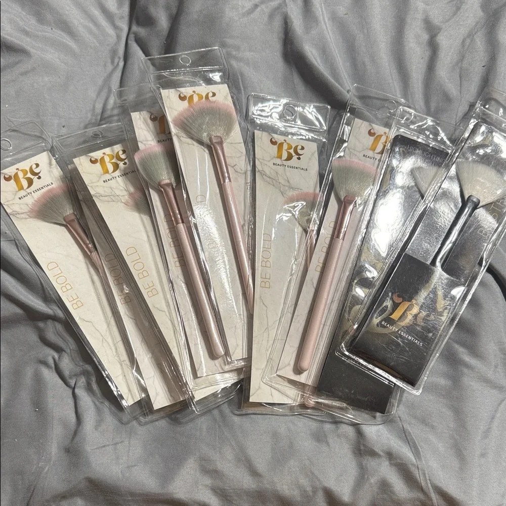 NWT Highlighting Makeup Brush Set